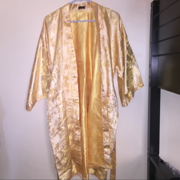 Robe - Picture 2 of 6
